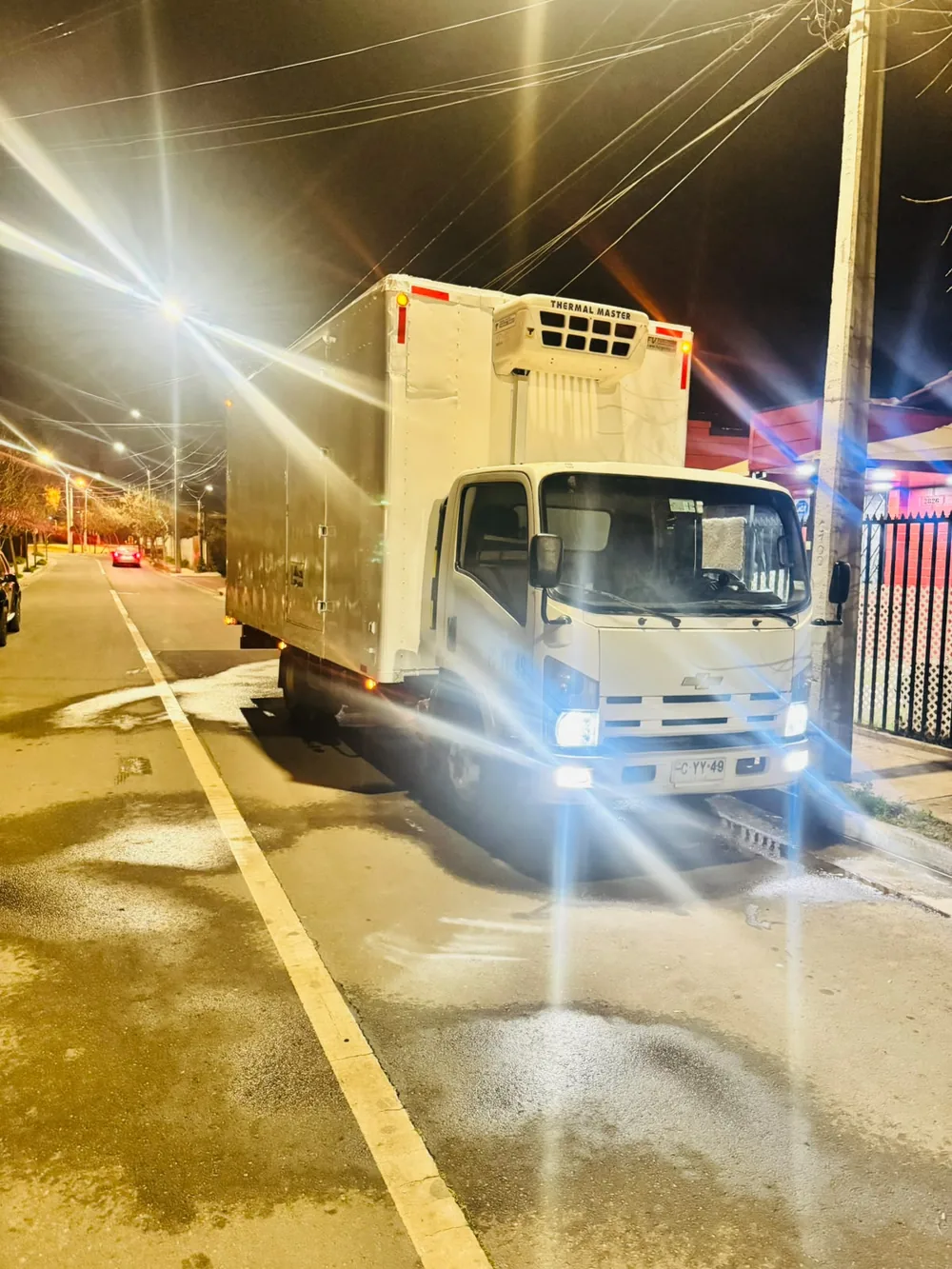 Camión refrigerado en trabajo nocturno